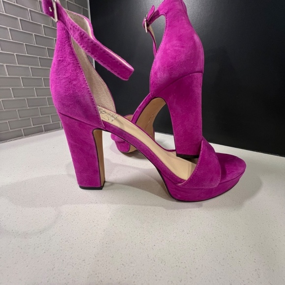 Vince Camuto 4” thick heel open toe Raspberry faux suede size 10 shoes - Picture 5 of 10